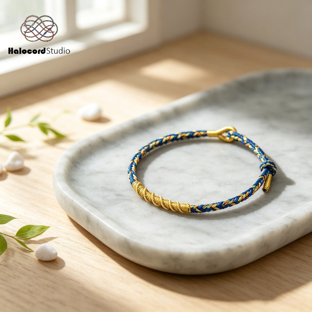 Pulsera de la suerte hecha a mano: cordón tejido en espiral dorado con cierre ajustable