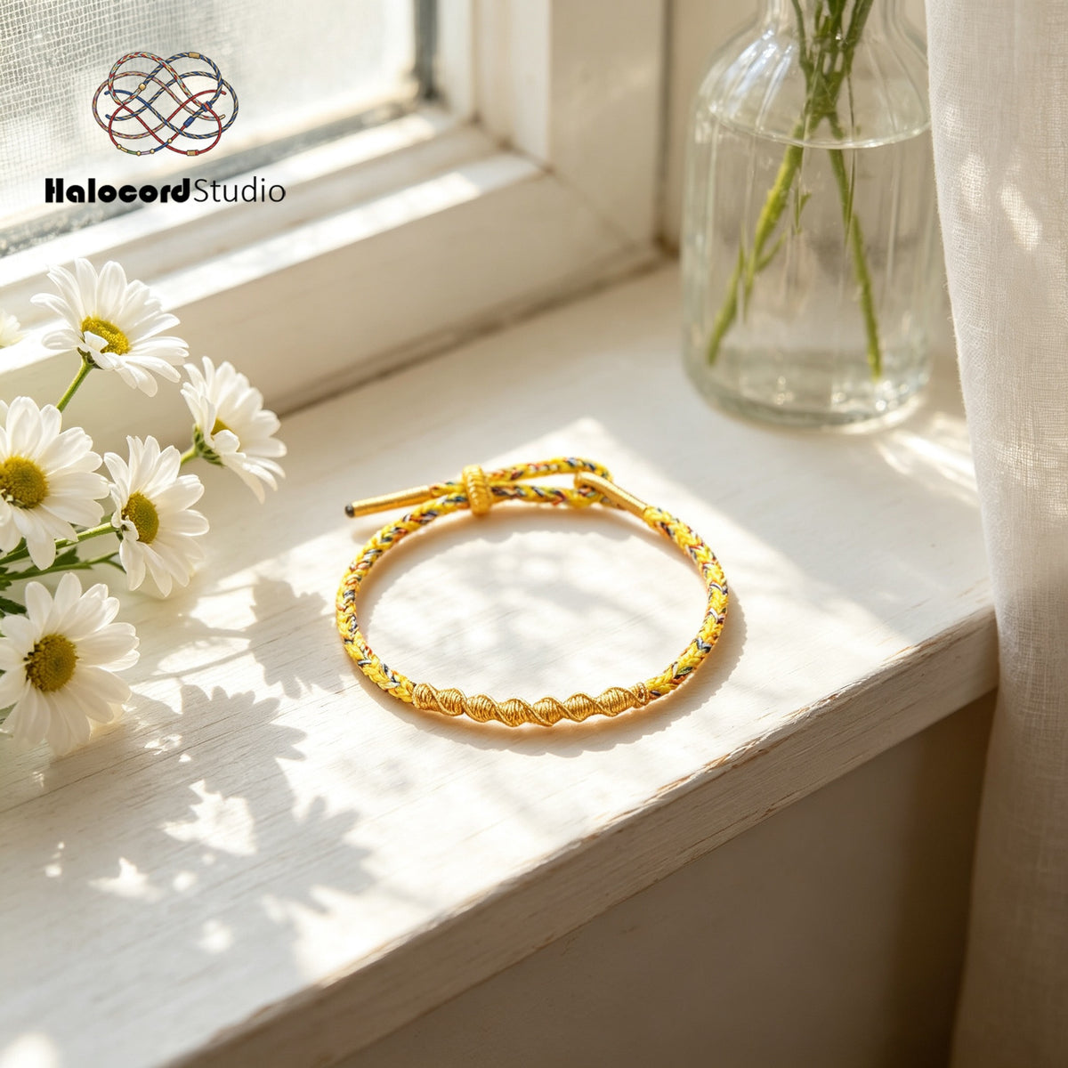 Pulsera de la suerte hecha a mano: cordón tejido en espiral dorado con cierre ajustable