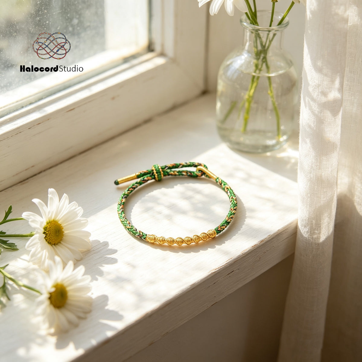 Pulsera de la suerte hecha a mano: cordón tejido en espiral dorado con cierre ajustable