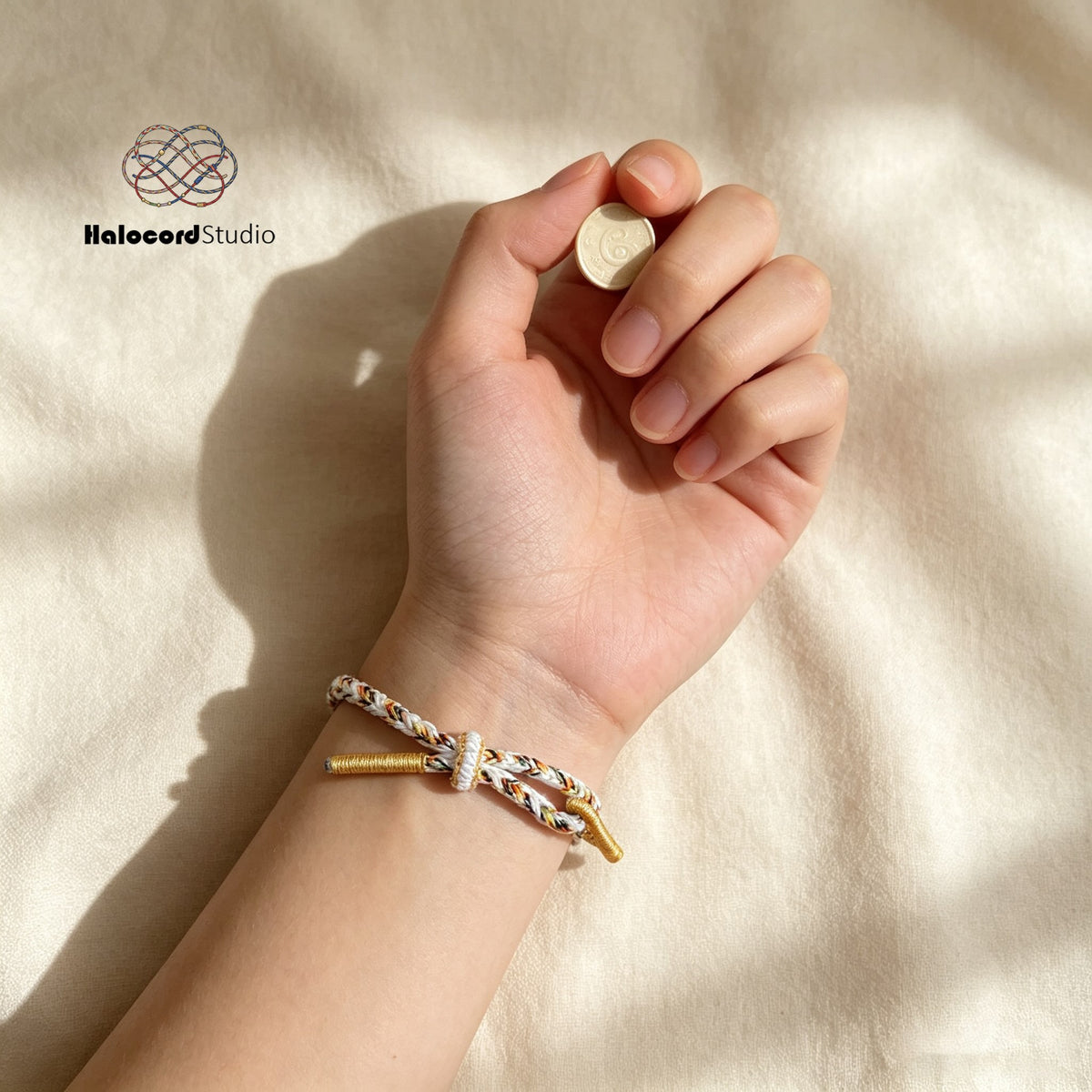 Pulsera de la suerte hecha a mano: cordón tejido en espiral dorado con cierre ajustable