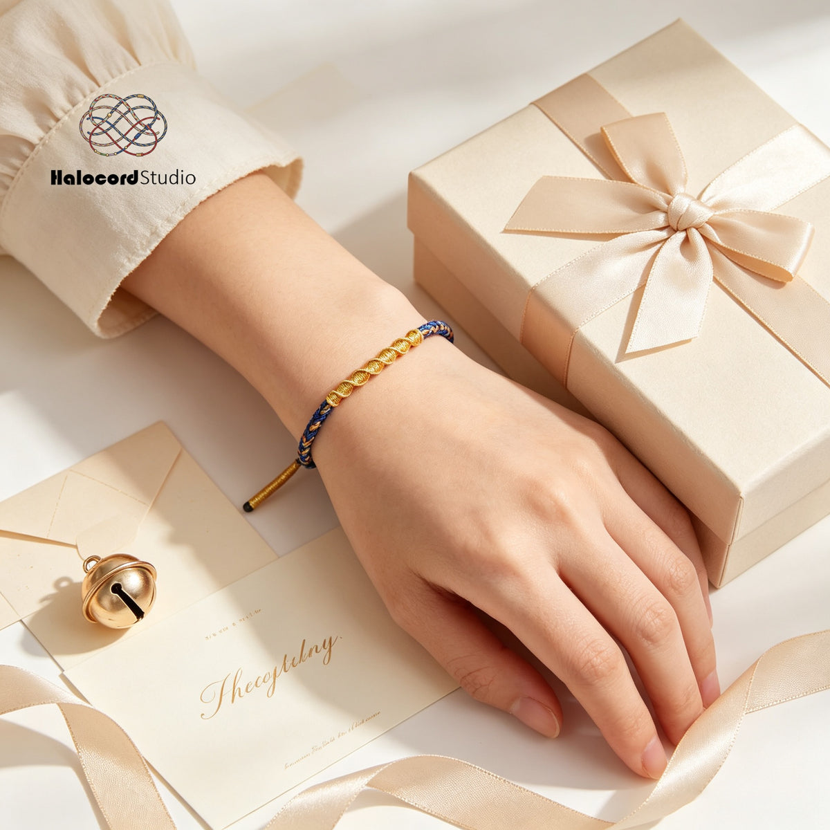 Pulsera de la suerte hecha a mano: cordón tejido en espiral dorado con cierre ajustable