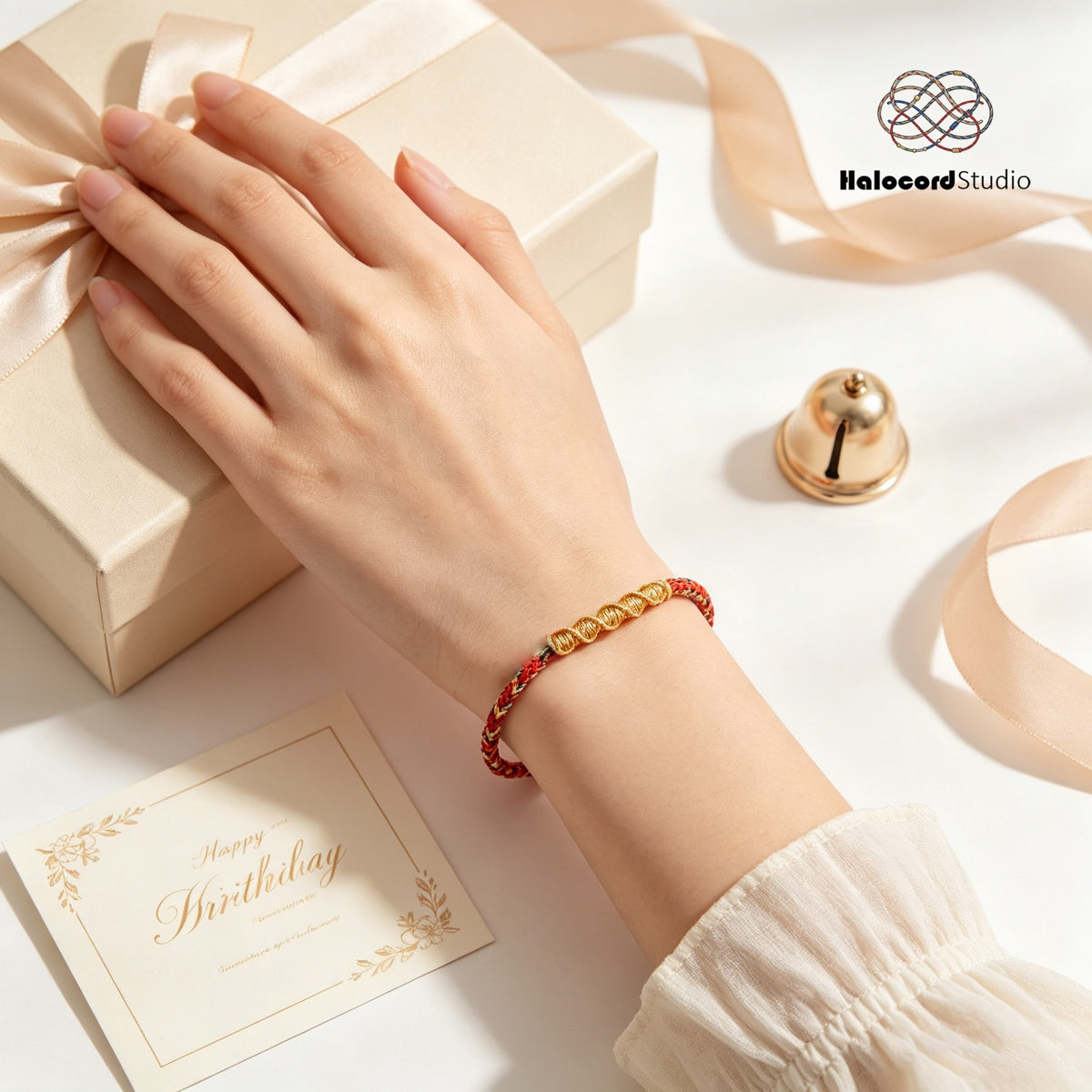 Pulsera de la suerte hecha a mano: cordón tejido en espiral dorado con cierre ajustable