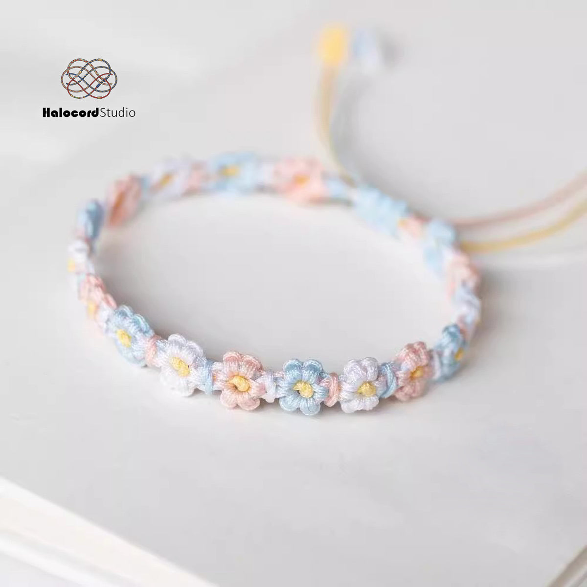 Handmade daisy braided bracelet - Powder Blue